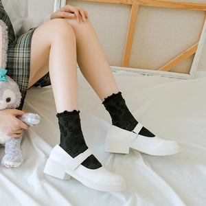 Chaussettes mi-mollet en dentelle à motifs floraux et bords à volants style JK
