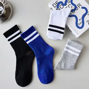 Détail de quatre paires de chaussettes en coton côtelé avec doubles rayures