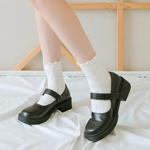 Chaussures Mary Jane noires classiques avec chaussettes blanches dans un décor vintage