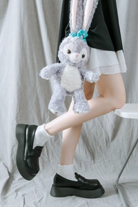 Gros plan de chaussettes blanches à froufrous JK avec mocassins noirs à plateforme