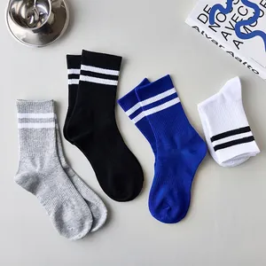 Vue à plat de chaussettes en coton à rayures en gris, noir, bleu et blanc