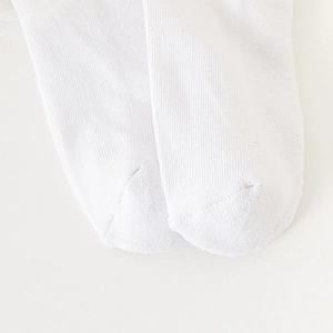 Gros plan sur la couture sans couture des orteils des chaussettes en coton blanc
