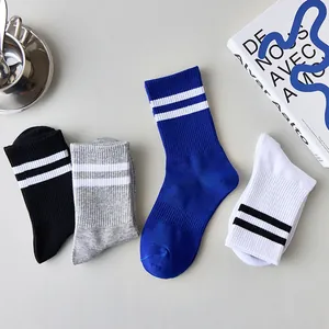 Chaussettes mi-hautes en coton rayé à plat en couleurs noir, gris, bleu et blanc
