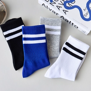 Gros plan de chaussettes à rayures en quatre couleurs avec revers en tricot côtelé