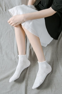 Détail de chaussettes JK blanches avec motifs de cœur et bordure en dentelle élégante