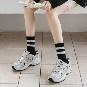 Baskets de course rétro en mesh blanc avec empiècements argentés et chaussettes