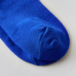 Gros plan de chaussettes de sport bleu cobalt montrant le détail des orteils sans couture