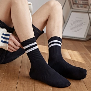 Chaussettes mi-mollet noires en coton avec rayures blanches et texture côtelée