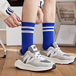 Chaussettes mi-mollet en coton à rayures bleu vif avec des baskets rétro épaisses