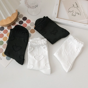Détail de chaussettes mi-mollet style JK avec bordures en dentelle et motifs de cœur