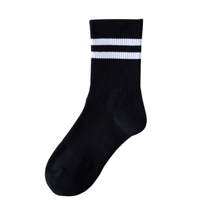 Chaussettes mi-mollet en coton noir avec deux rayures blanches de style sport sur fond blanc