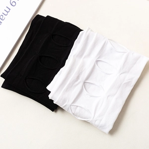Détail de chaussettes hautes Lolita ajourées avec découpes ovales en noir et blanc contrasté