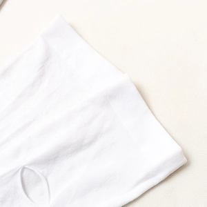 Gros plan de chaussettes hautes Lolita blanches avec design de trou de pouce