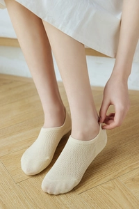 Detail of breathable mesh low cut socks with non-slip silicone heel and reinforced toe