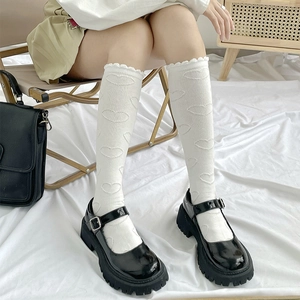 Chaussettes blanches JK à motif cœur et bordure en dentelle avec chaussures Mary Jane