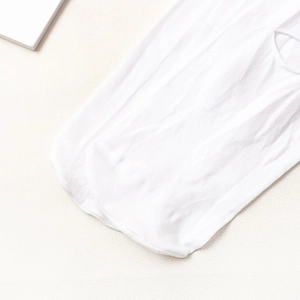 Détail de la texture en tricot blanc et de la couture des orteils sur chaussettes Lolita