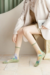 Détail de chaussettes en tulle vintage français avec design patchwork et semelle en coton