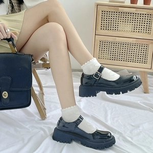 Chaussettes blanches à volants style JK avec chaussures Mary Jane noires vernies