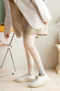 Détail de chaussettes en résille rétro avec bords roulés bleus et motifs à vagues d'art