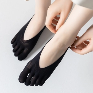 Women's black five-finger invisible socks with breathable mesh and anti-slip grip