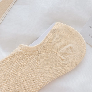 Detail of breathable cream low cut invisible sock with anti-slip silicone and mesh texture