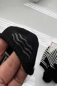 Détail des bandes antidérapantes en silicone gris au talon des chaussettes rayées noir