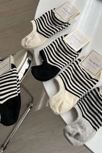Gros plan de cinq paires de chaussettes invisibles rayées en coton de haute qualité