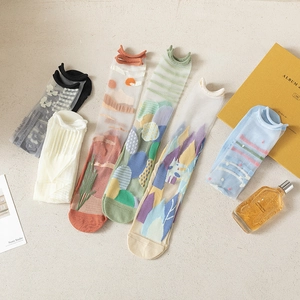 Détails de chaussettes vintage françaises transparentes avec motifs floraux divers