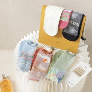 Vue détaillée de 6 paires de chaussettes en résille rétro française aux motifs variés