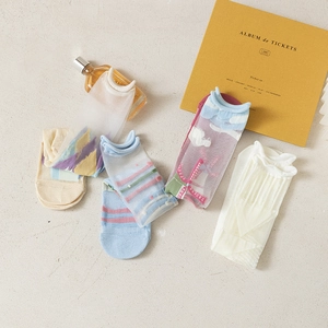 Détails de chaussettes en tulle vintage français avec motifs artistiques de montagnes