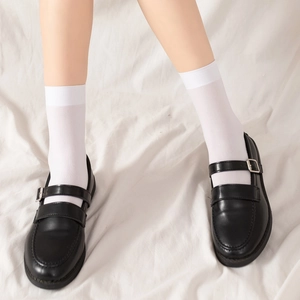 Chaussures Mary Jane noires mates avec boucle argentée et chaussettes blanches style JK