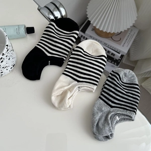 Trois paires de chaussettes invisibles à rayures classiques en noir, beige et gris