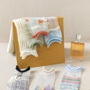Détail de chaussettes en tulle transparent à motifs floraux et semelle en coton