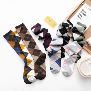 Mise à plat de chaussettes montantes à losanges colorés au style rétro chic