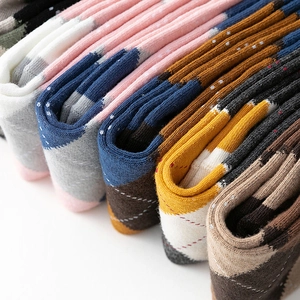 Détail macro de chaussettes en coton tricoté avec motif à losanges et texture côtelée