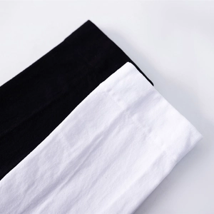Détails des poignets côtelés noirs et blancs et texture en maille fine de ces chaussettes