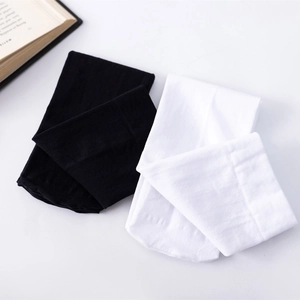 Détail de chaussettes hautes en velours noir et blanc avec poignets élastiques renforcés