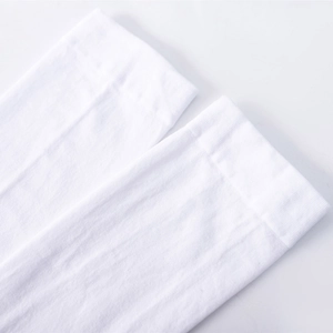 Détail du revers des chaussettes hautes blanches en velours style JK avec bord côtes