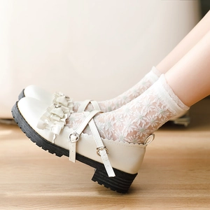 Chaussures Mary Jane beige avec volants et chaussettes en dentelle à fleurs chic