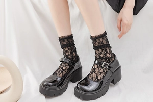 Gros plan de chaussures Mary Jane noires vernies à plateforme avec chaussettes