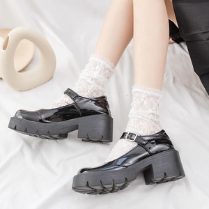 Mary Janes vernies à plateforme noires avec chaussettes à dentelle blanche et style épuré