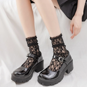Chaussures Mary Jane noires vernies à plateforme avec chaussettes lolita en dentelle