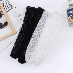 Chaussettes lolita en dentelle blanche et noire avec motifs floraux crochetés rétro