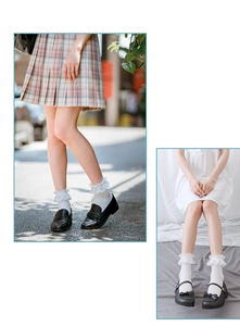 Dettaglio calzini bianchi con pizzo abbinati a scarpe Mary Jane e gonna a pieghe JK