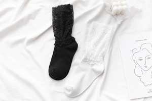 Détail de chaussettes Lolita avec dentelle délicate et tricot de coton de qualité supérieure