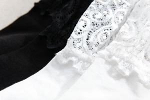 Détail de la dentelle délicate et de la maille sur chaussettes en coton blanc et noir