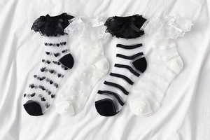 Détail de chaussettes Lolita en maille transparente avec dentelle et nœuds décoratifs