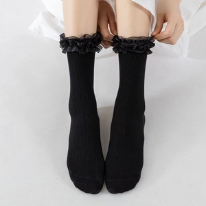 Chaussettes Lolita noires avec texture côtelée et volants en dentelle de mesh double