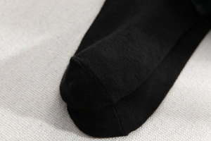 Vue détaillée du tricot fin de haute qualité et des coutures lisses des chaussettes noires