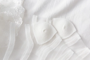 Gros plan de chaussettes en résille blanche avec broderie florale et texture transparente